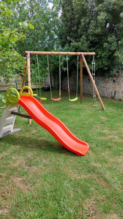 Le So Art, Grande Maison 4 Chambres, Terrain De Petanque, Grand Jardin Clos, Flipper, Babyfoot, Jeux Arcade, Ping Pong,1 Km Mer, Proche Golf, Port En Bessin, Bayeux Et Plages Du Debarquement, Adaptee Enfants Commes 外观 照片
