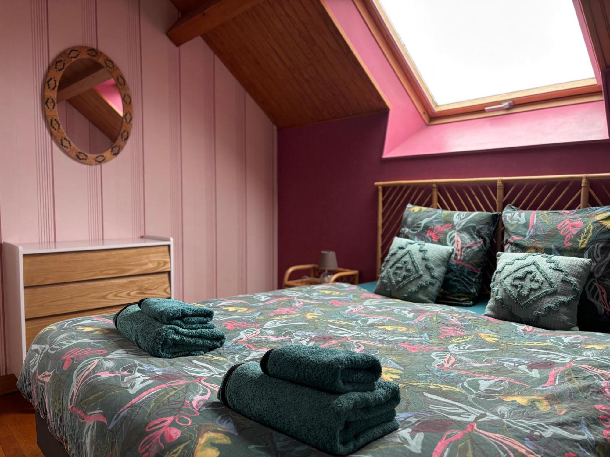 Le So Art, Grande Maison 4 Chambres, Terrain De Petanque, Grand Jardin Clos, Flipper, Babyfoot, Jeux Arcade, Ping Pong,1 Km Mer, Proche Golf, Port En Bessin, Bayeux Et Plages Du Debarquement, Adaptee Enfants Commes 外观 照片