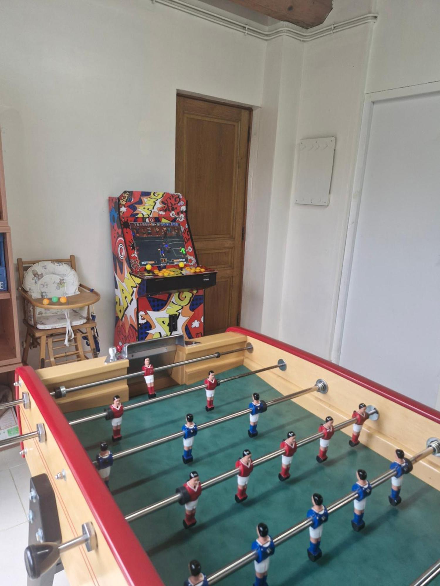 Le So Art, Grande Maison 4 Chambres, Terrain De Petanque, Grand Jardin Clos, Flipper, Babyfoot, Jeux Arcade, Ping Pong,1 Km Mer, Proche Golf, Port En Bessin, Bayeux Et Plages Du Debarquement, Adaptee Enfants Commes 外观 照片